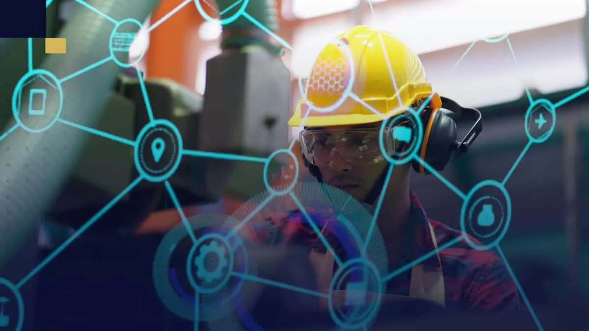 Ingeniera industrial con casco amarillo trabajando en planta de producción, rodeada de gráficos digitales que representan redes de información y automatización.
