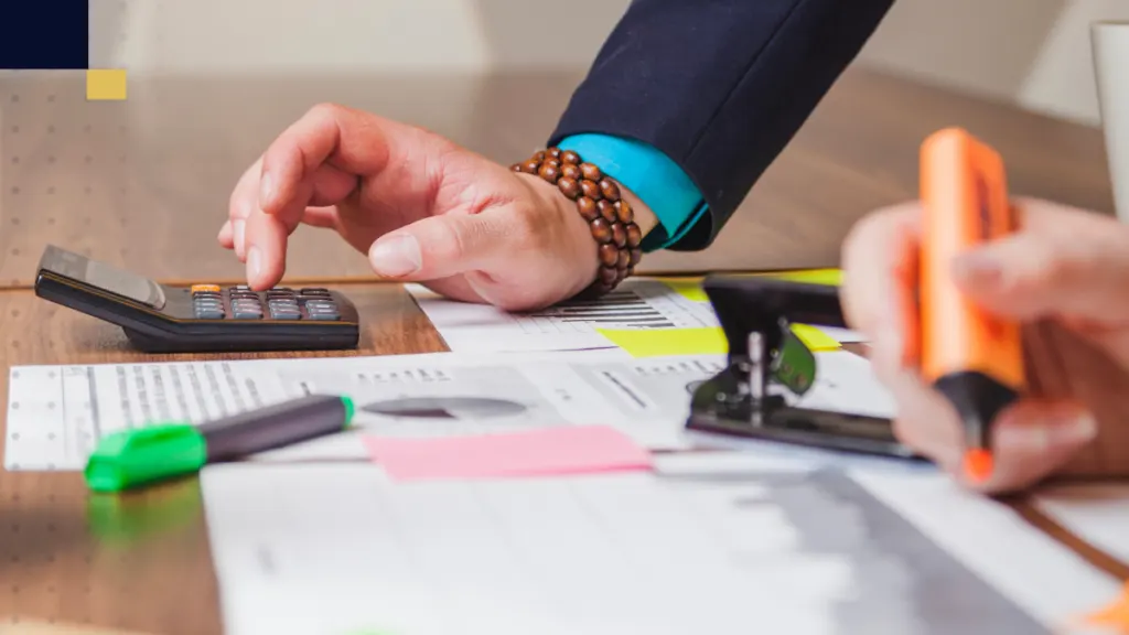 Análisis de datos numéricos y financieros con calculadora y gráficos en investigación cuantitativa.