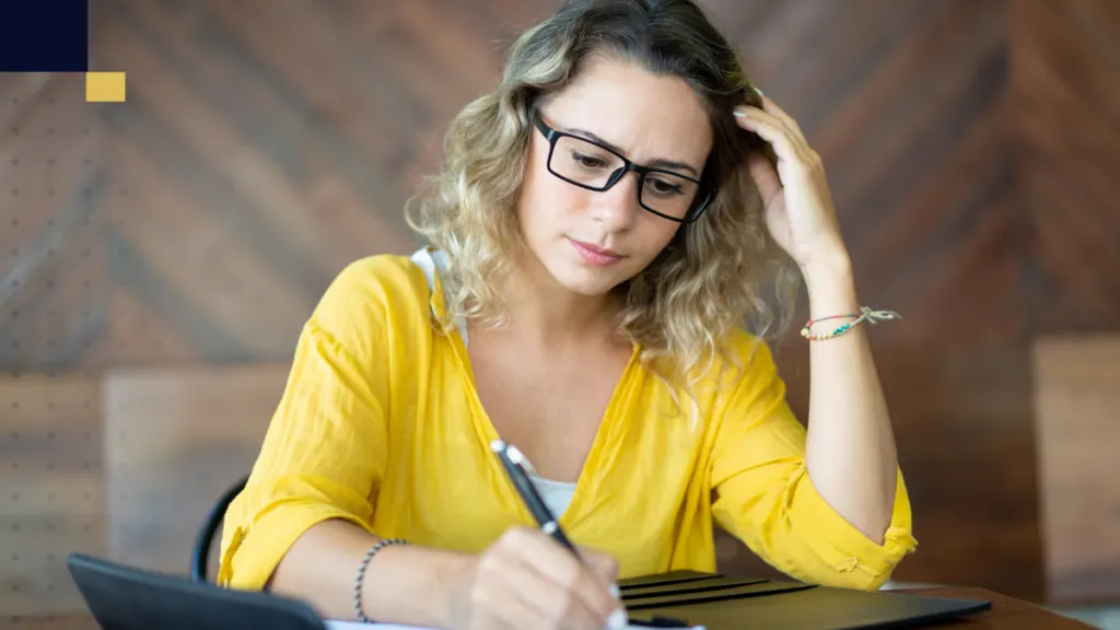 Investigador revisando un manuscrito científico en laptop, organizando tablas y gráficos para postular su artículo a una revista Q1.