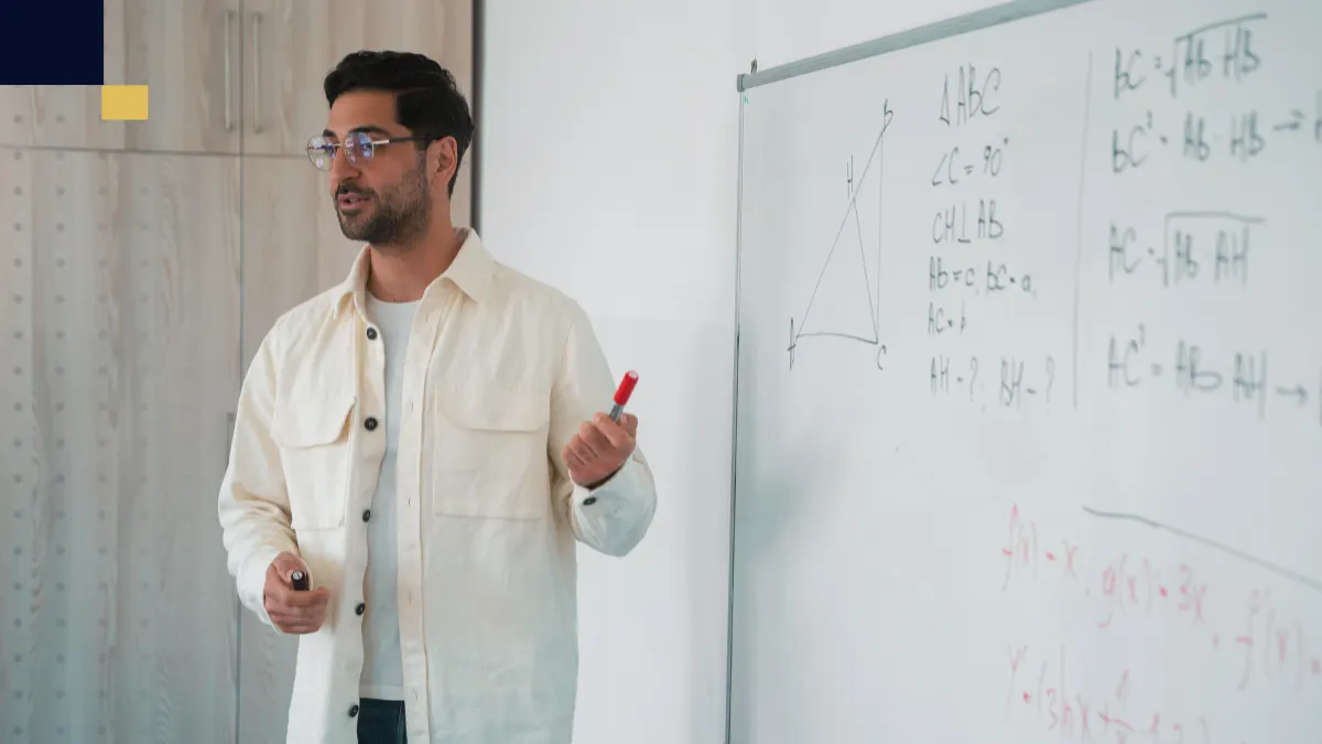 Docente explicando técnicas de investigación cualitativa en educación con apoyo de pizarra y ejemplos matemáticos