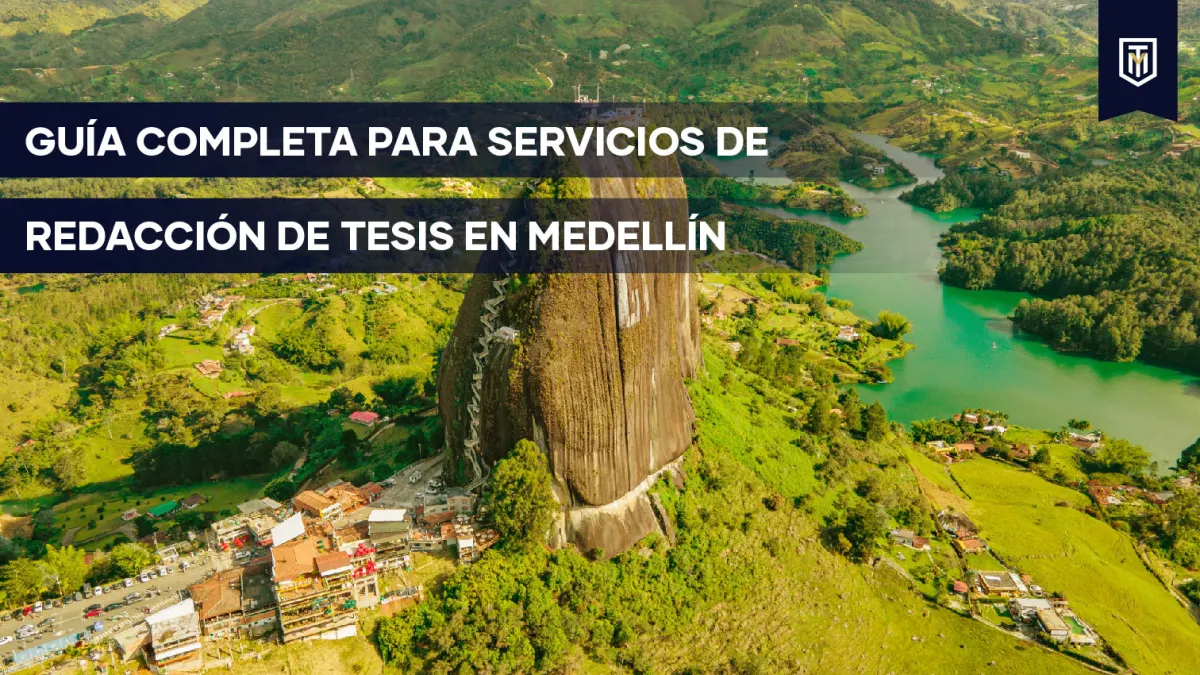 Vista aérea de la Piedra del Peñol en Antioquia con el texto “Guía completa para servicios de redacción de tesis en Medellín”, contenido de Tesis y Másters Colombia sobre asesoría y apoyo académico para tesis y proyectos universitarios.