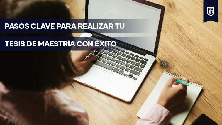 Persona escribiendo en cuaderno y usando laptop para planificar tesis de maestría