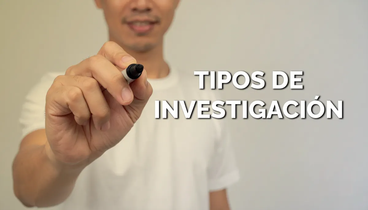 Persona escribiendo con marcador negro en primer plano y el texto “TYPES DE INVESTIGACIÓN” sobre fondo neutro, representando decisiones metodológicas
