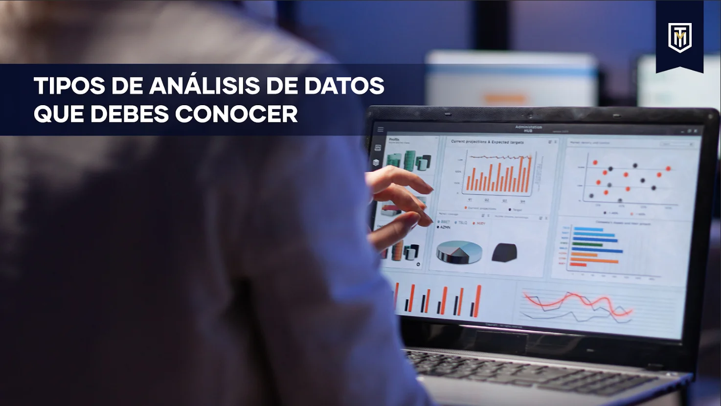 Persona analizando gráficos en una laptop con el texto “Tipos de análisis de datos que debes conocer”, contenido de Tesis y Másters Colombia sobre investigación, análisis de datos y apoyo para tesis académicas.