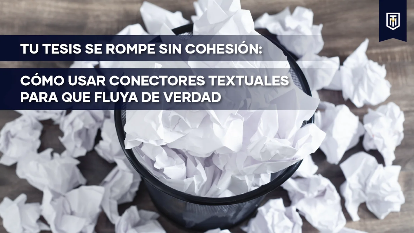 Papelera con papeles arrugados junto al texto “Tu tesis se rompe sin cohesión: cómo usar conectores textuales para que fluya de verdad”, contenido de Tesis y Másters Colombia sobre redacción, corrección y apoyo para tesis académicas.