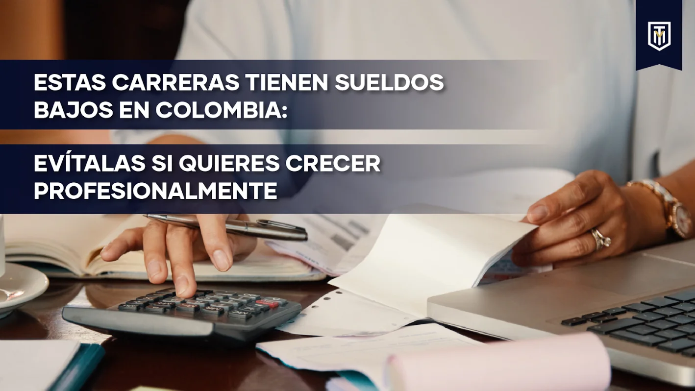 Persona calculando gastos junto al texto “Estas carreras tienen sueldos bajos en Colombia: evítalas si quieres crecer profesionalmente”, contenido informativo de Tesis y Másters Colombia sobre orientación académica y futuro laboral.