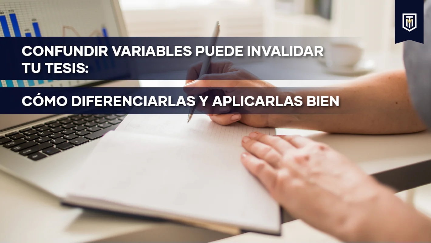 Persona escribiendo en un cuaderno junto al texto “Confundir variables puede invalidar tu tesis: cómo diferenciarlas y aplicarlas bien”, contenido de Tesis y Másters Colombia sobre metodología, investigación y apoyo para tesis académicas.