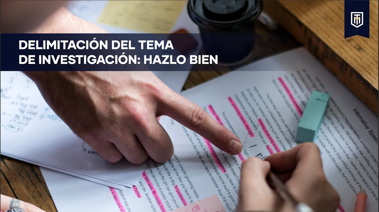 Persona revisando y subrayando documentos académicos con el texto “Delimitación del tema de investigación: hazlo bien”, contenido de Tesis y Másters Colombia sobre asesoría y apoyo para tesis.