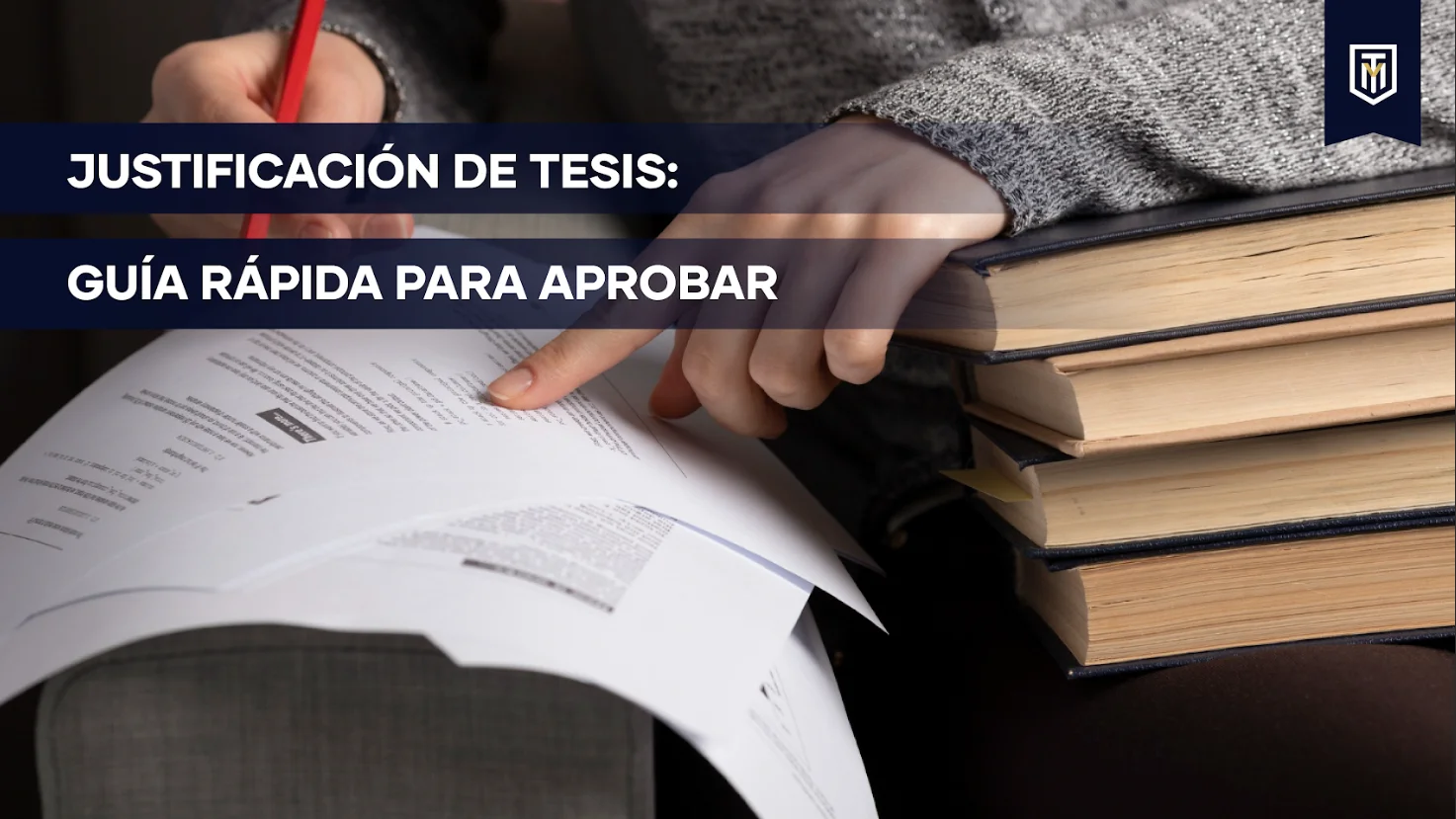 Persona revisando documentos académicos junto al texto “Justificación de tesis: guía rápida para aprobar”, contenido de Tesis y Másters Colombia sobre asesoría, corrección y apoyo para tesis universitarias.