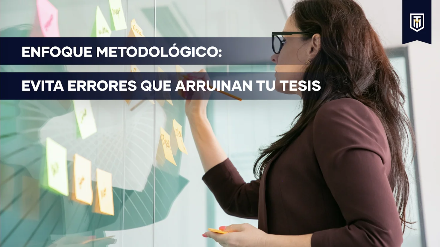Profesional con traje y maletín junto al texto “¿Quieres empleo seguro? Estas son las carreras más buscadas por empresas en Colombia en 2025”, contenido informativo de Tesis y Másters Colombia para estudiantes universitarios.